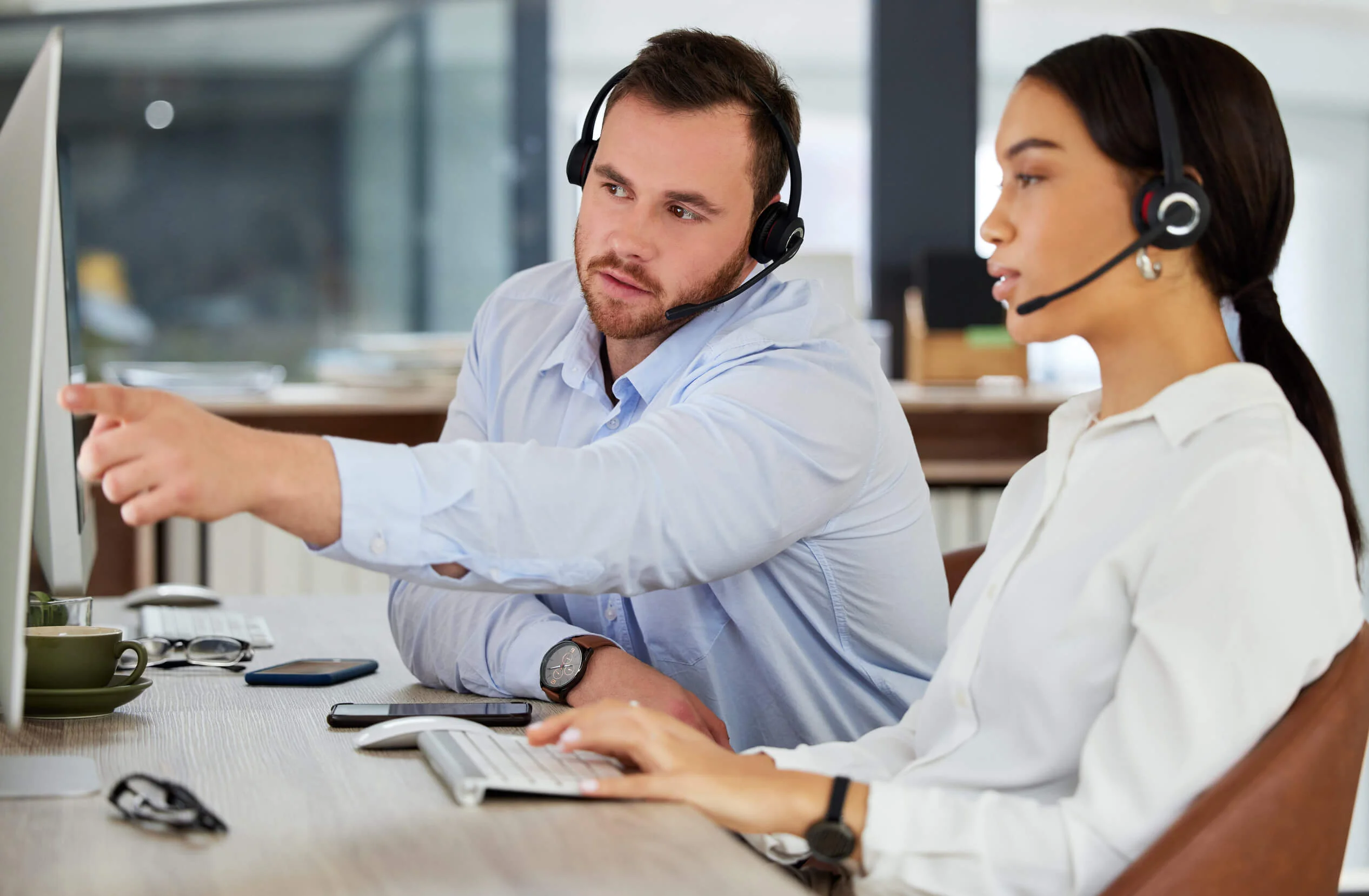 Inbound call center services provider team managing global customer calls with real-time analytics.
