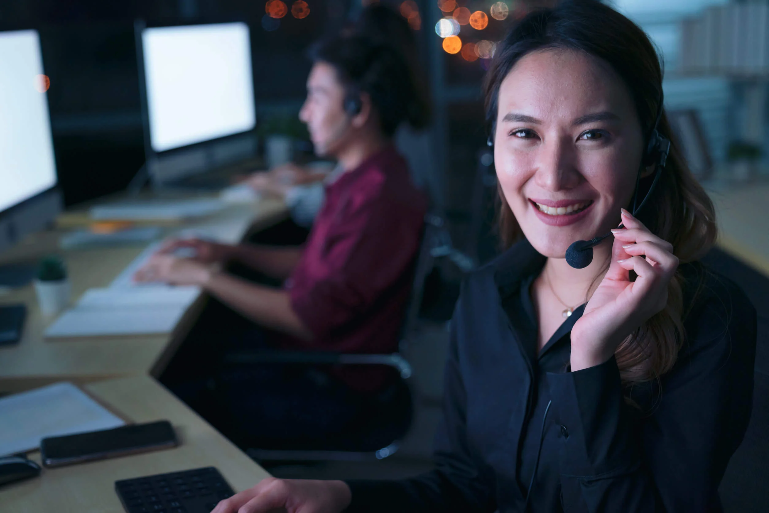 Agent using best outbound call center software with advanced technology integration.
